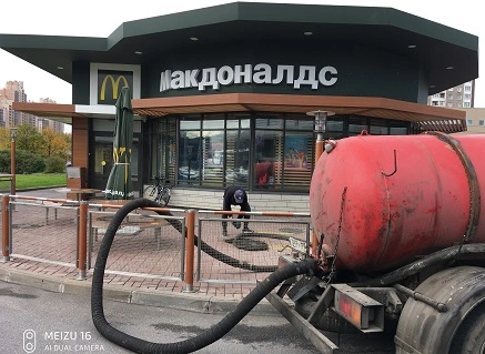 выкачка и прочистка деревянных туалетов и дачные содовые кабинки